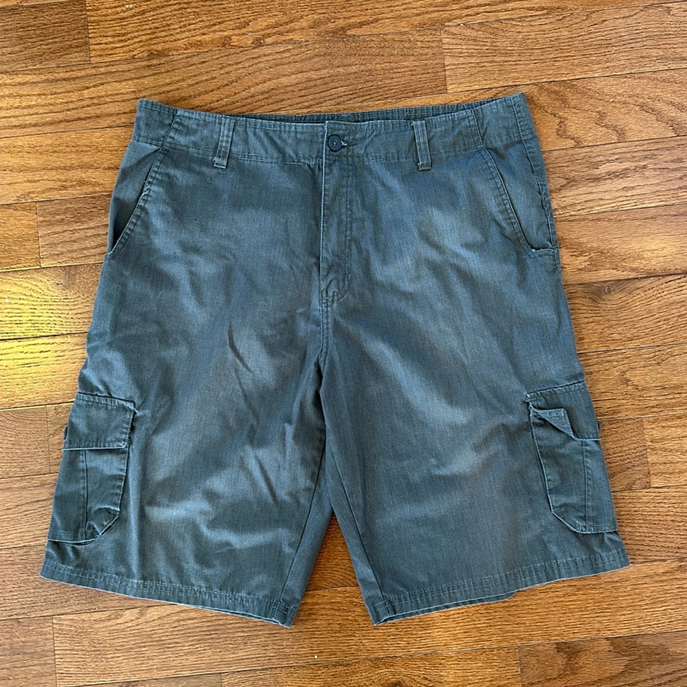 Men’s size 36 gray cargo shorts in like new condition